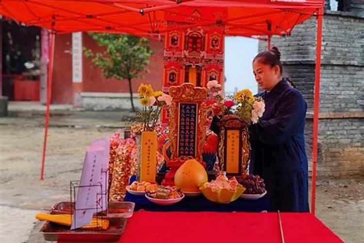 梦见家里来了好多陌生人,做饭给他们吃