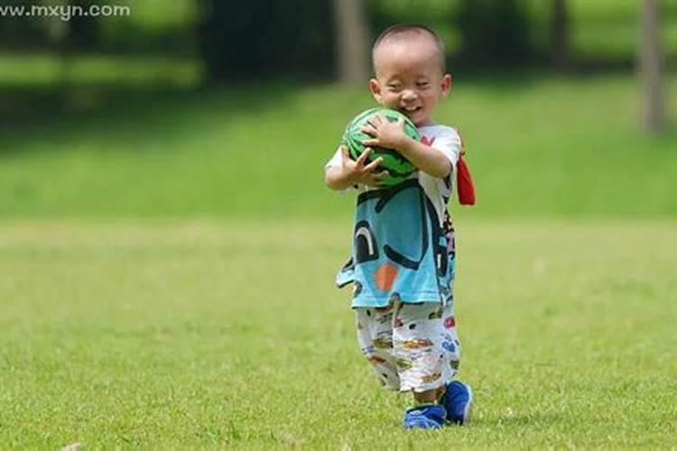 梦见和陌生小男孩玩