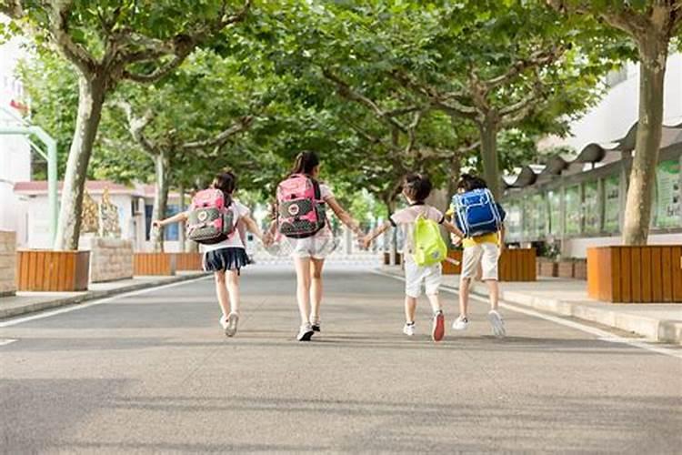 女人梦到回到学校