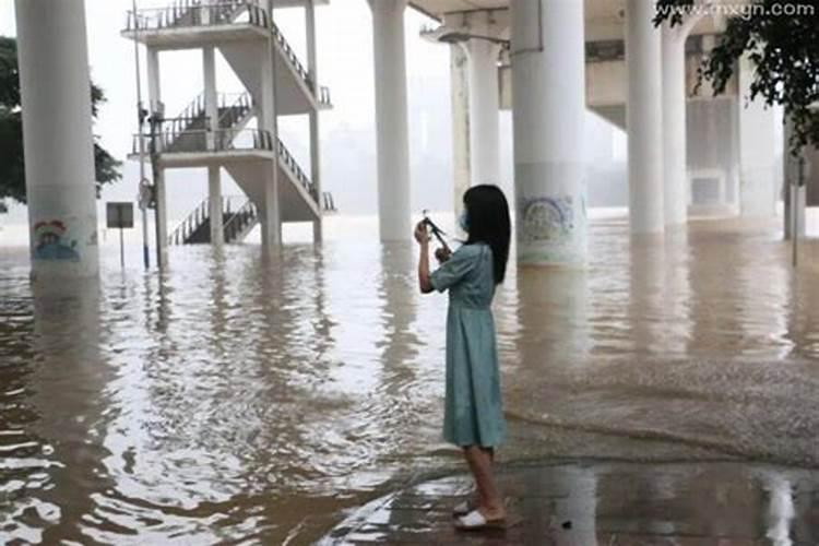 梦见大河涨水然后退去