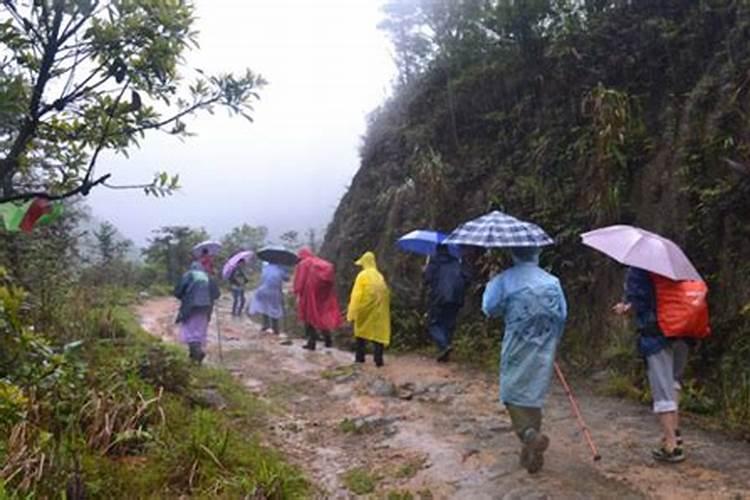 梦见爬山的时候下雨了