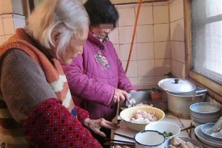 梦见死去的外婆做饭给别人吃