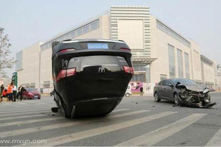 梦见女人开车撞车