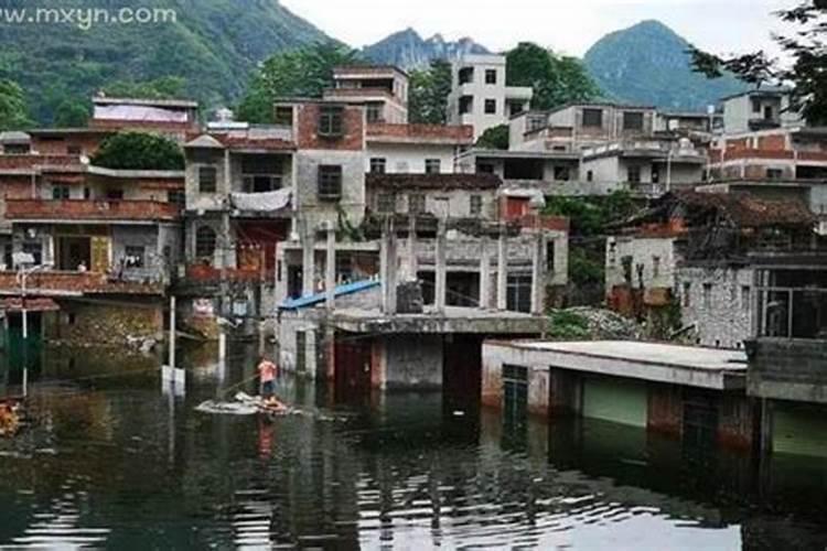 梦见下雨水淹老宅什么预兆