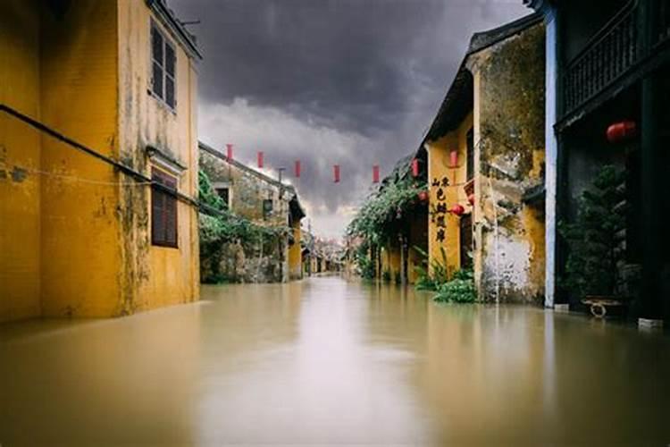 梦见下雨水淹老宅什么预兆