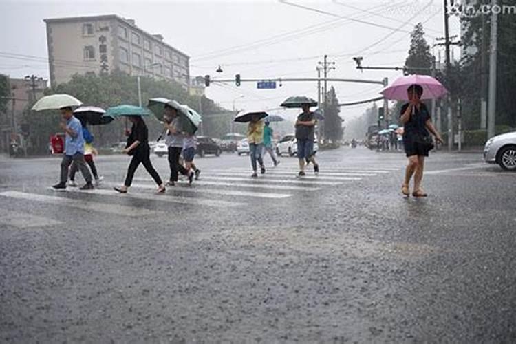 周公解梦梦见大暴雨预示什么