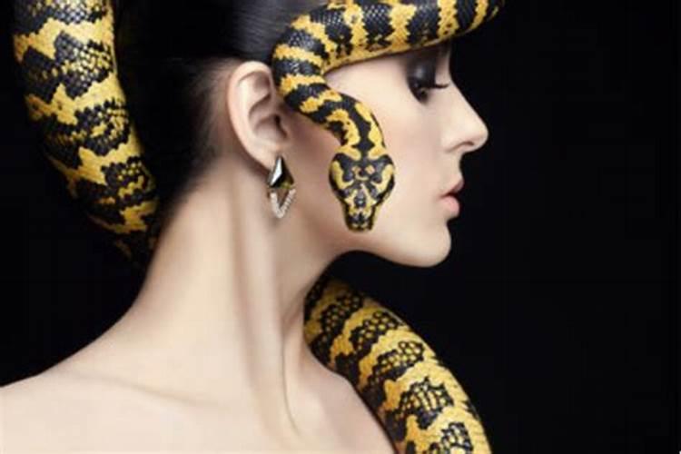 已婚中年女人梦见蛇缠身