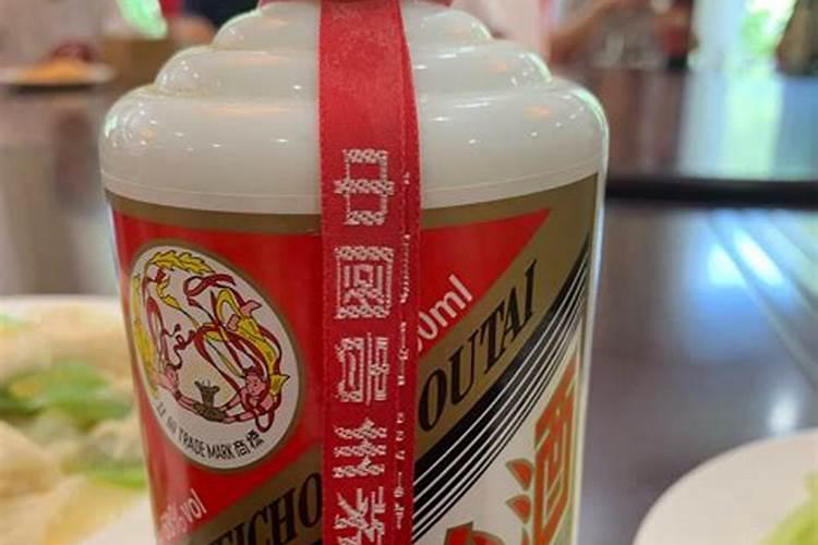 梦见两饼茅台酒摆在桌子上