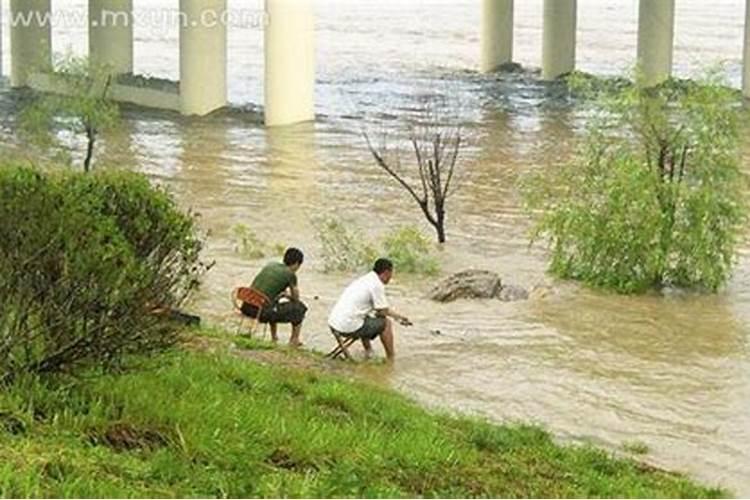 孕妇梦见下雨大河水很急