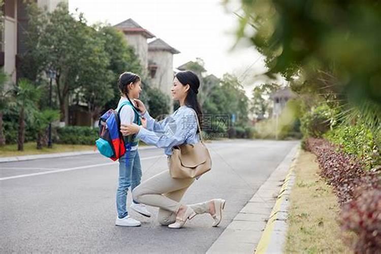 梦见妈妈送我去上学什么意思