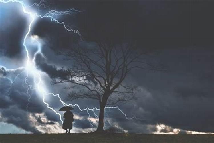 梦见刮大风响雷下雨