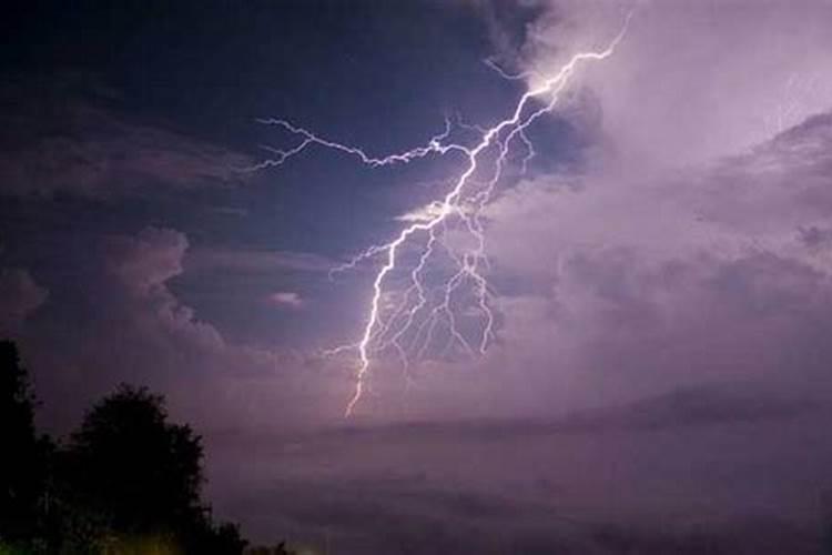 梦见刮风打雷闪电下雨