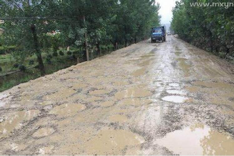 女人梦见道路泥泞难走,弄脏了鞋