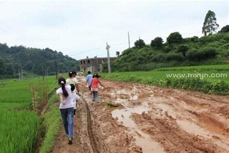 中老年女人梦见走泥路