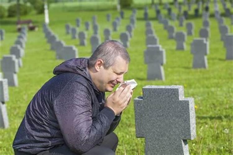 梦见参加陌生人葬礼,人死而复生