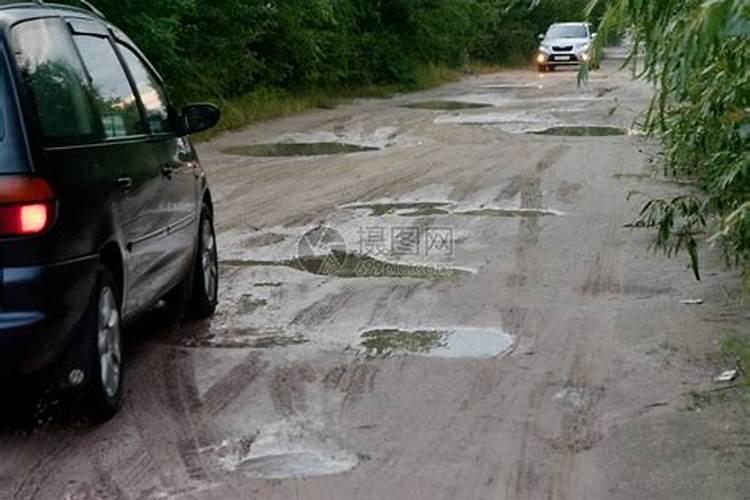 梦见雨后有水坑