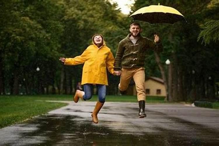 女人梦到下大雨淋湿自己