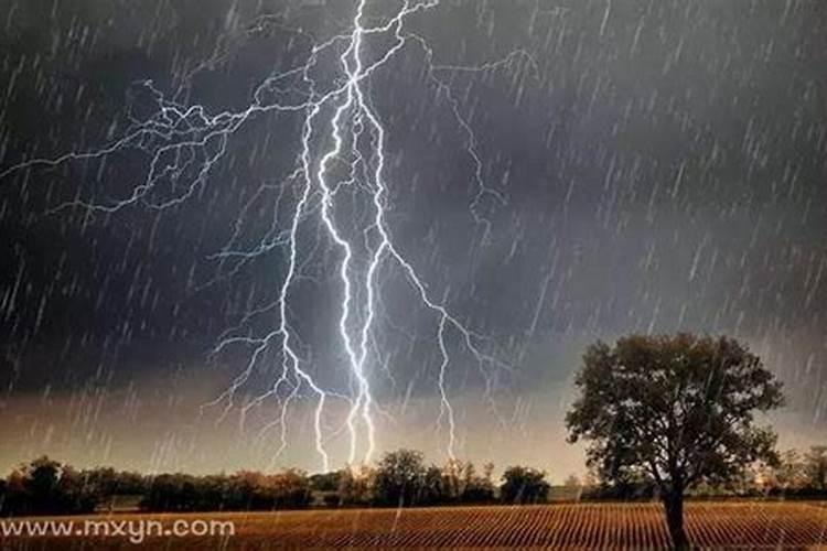 梦见打雷闪电下大雨是什么意思