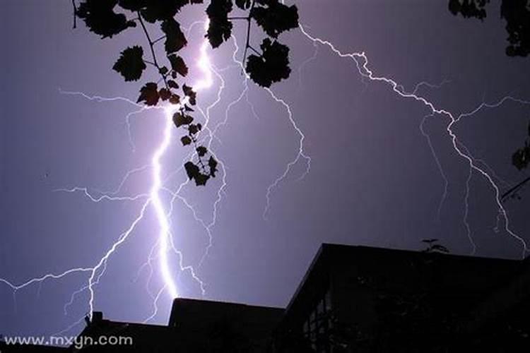 梦见打雷闪电下大雨是什么意思