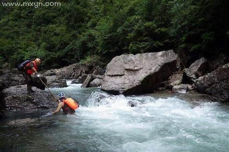 梦到河水涨满河道 梦见闪电是什么意思