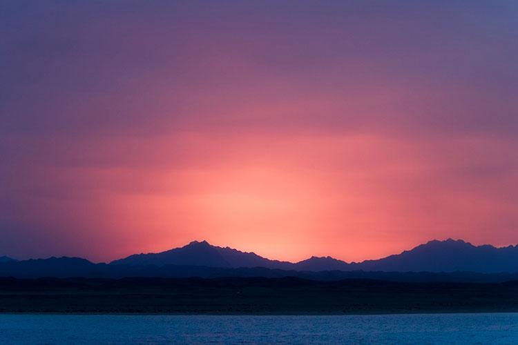 梦见大山美景绿色一片和夕阳一样