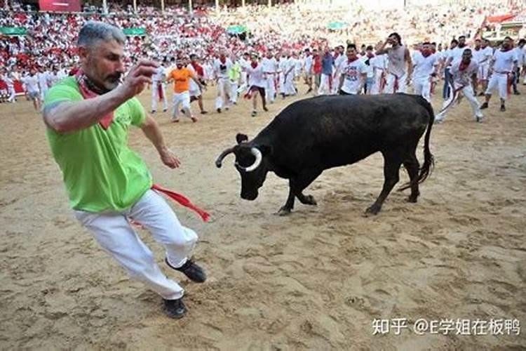 梦见陌生人闯进了自己家里