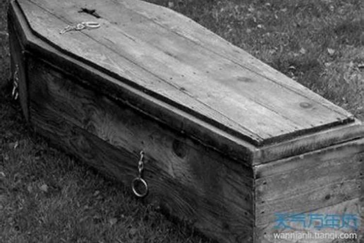 梦见死去外公的棺材在田地