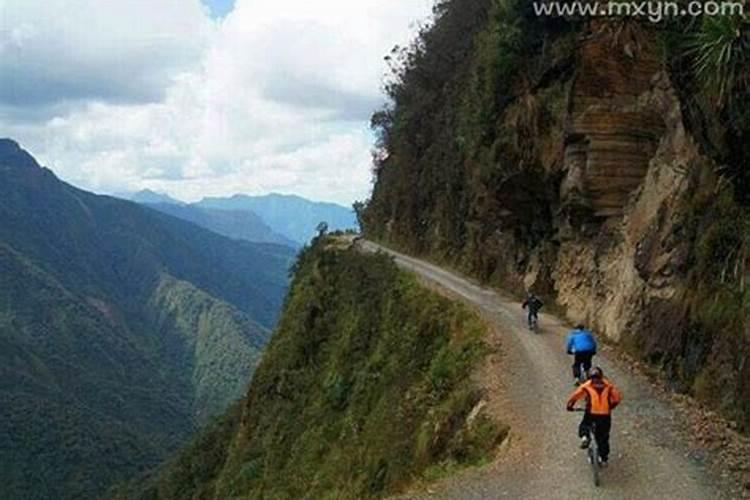 梦见走下坡山路什么意思