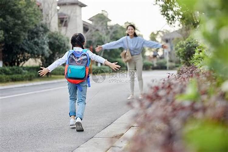 梦见路上很多学生放学了