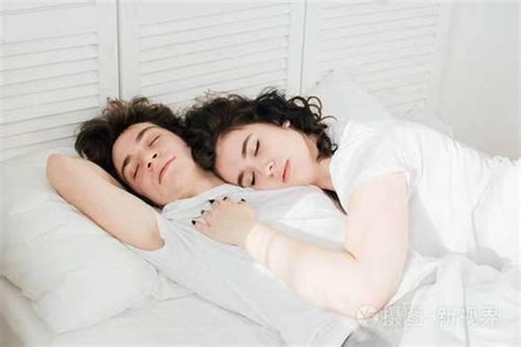 梦见和女人抱在一起亲热睡觉