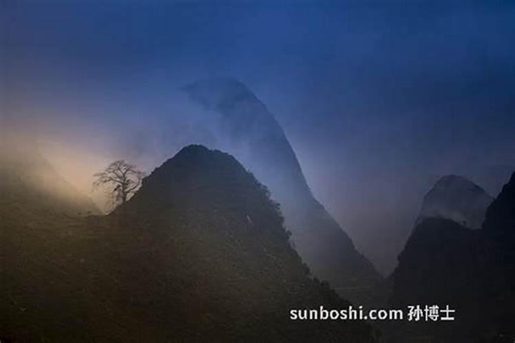 梦见爬非常陡峭的山崖爬不上去