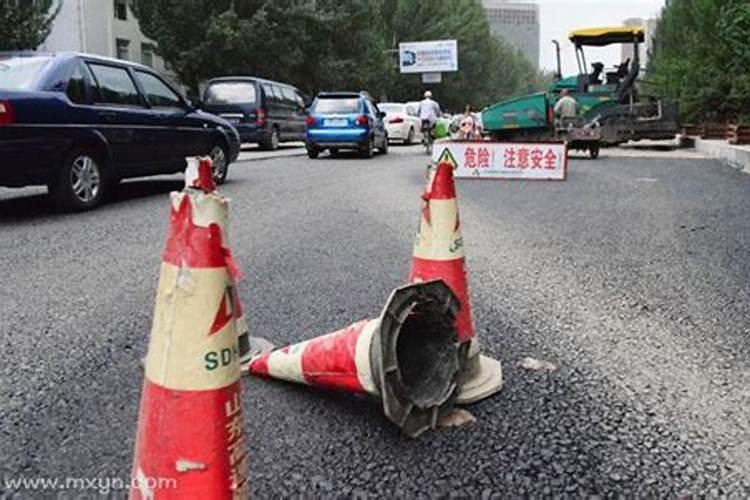 梦到大风大雨船翻了