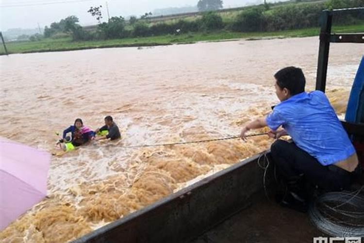 梦见大洪水把人给冲走了是啥意思