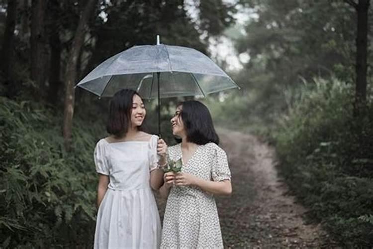 女人梦见下雨打伞好吗