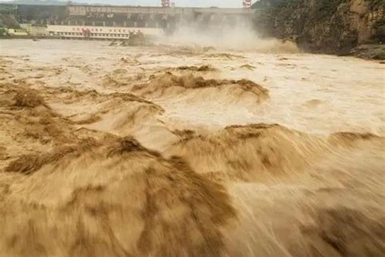 梦见滚滚洪水急流而下又下雨