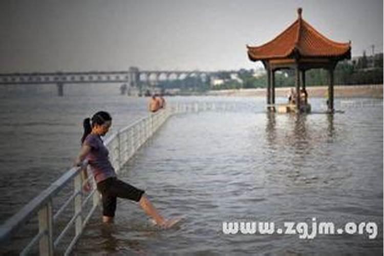 梦见大海涨潮海浪很大什么意思周公解梦