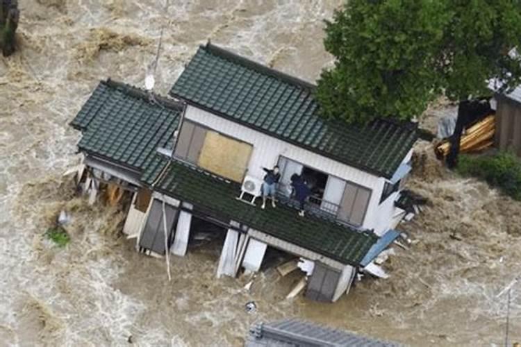 梦见房子漏雨很厉害